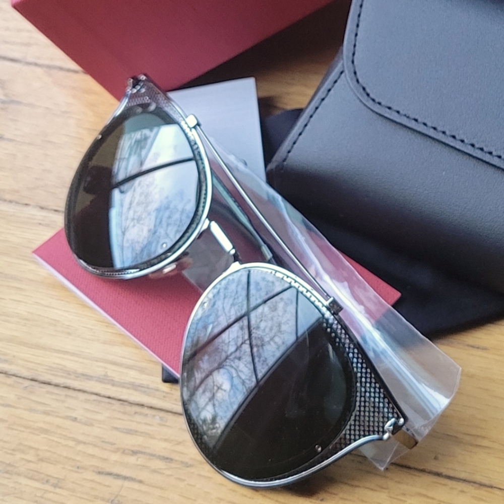 MIB Valentino Rockstud Aviator Cat Eye Sunglasses. Gun Metal & Green. W/Case ETC